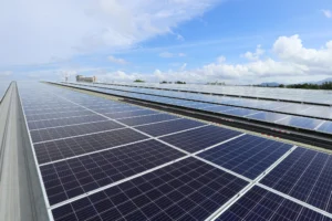Dekarbonisierungsstrategie_Industriestrompreis Photovoltaikanlage auf einem Industriedach als Dekarbonisierungsmaßnahme